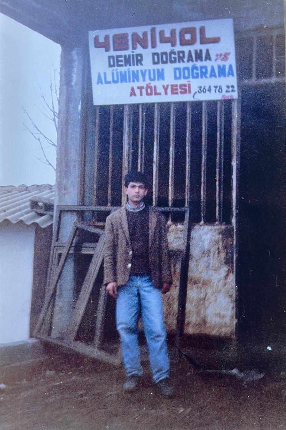 Erdal Yeniyol — Yeniyol Doğrama Atölyesi önünde